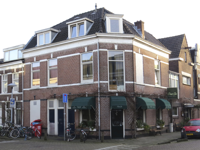 908716 Gezicht op het winkelhoekpand Bollenhofsestraat 142 te Utrecht, met links de Roggestraat.N.B. bouwjaar: ...